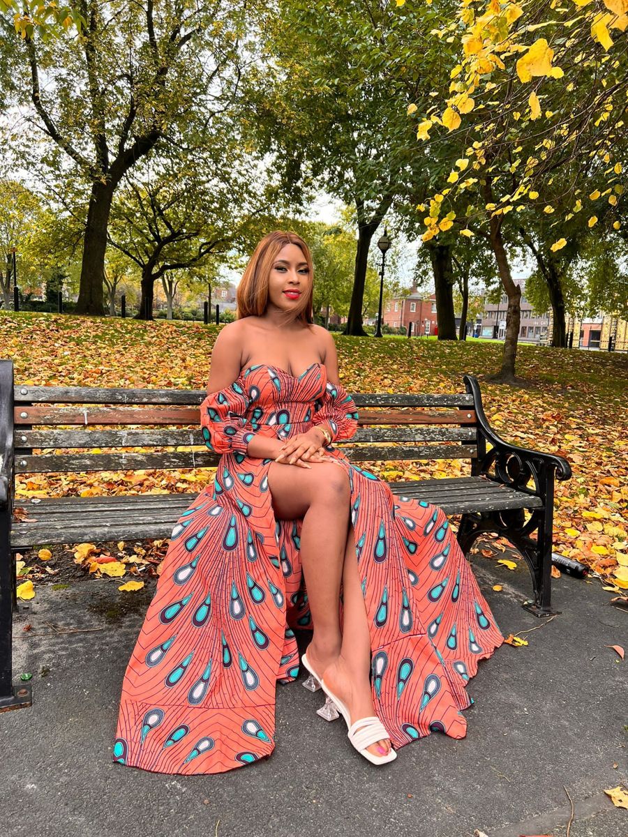 Off-shoulder maxi dress — Sweetheart neckline, peacock-feather print